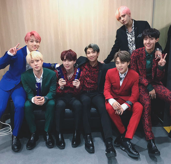 Grupo <i>BTS</I> leva prêmio mais importante em premiação e agradece aos fãs em discurso, veja!