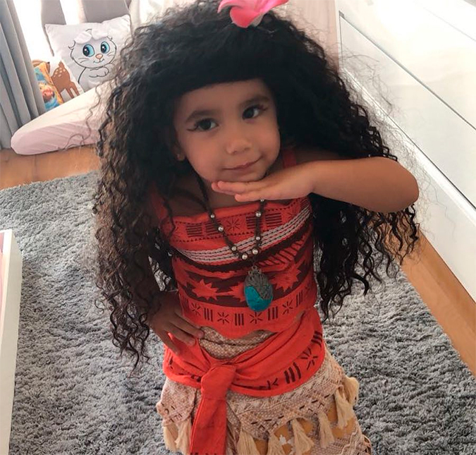 Filha de Déborah Secco dá <I>show</i> de fofura fantasiada de Moana