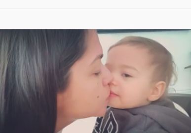 Thais Fersoza dá selinho no filho e divide opiniões na <i>web</i>