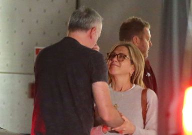 Em Milão, Jennifer Aniston é clicada dando abraço carinhoso em amigo