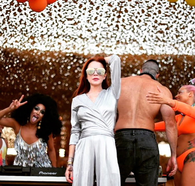 Lindsay Lohan vira <i>meme</i> nas redes sociais com vídeo de dança, assista!