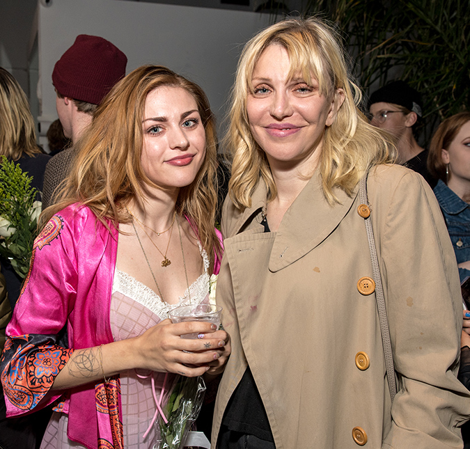 Filha de Kurt Cobain estaria furiosa com a mãe, Courtney Love, após exibição de diários do pai em museu, diz <i>site</i>