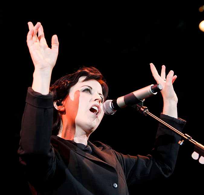 É revelada causa da morte da vocalista do <i>The Cranberries</i>