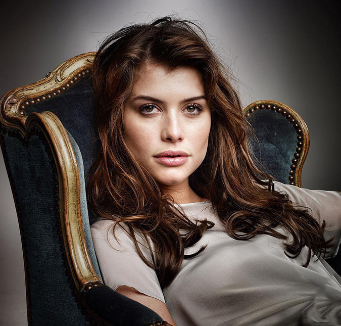 Alinne Moraes revela drama familiar: - <i>Meu pai ligou para a Globo para poder me conhecer</i>