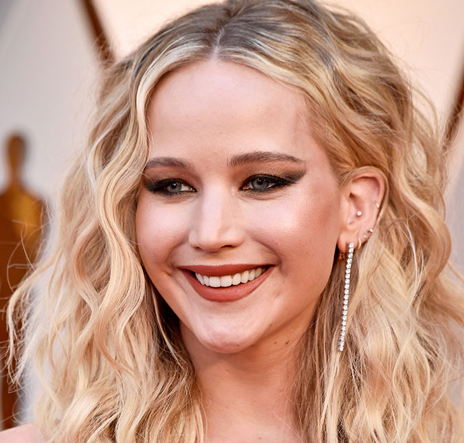 Jennifer Lawrence revela que era chamada de <I>cão chupando manga</I> pelos irmãos