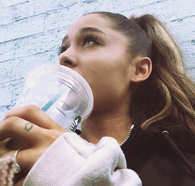 Ariana Grande adia casamento após a morte de Mac Miller, seu ex namorado, entenda!