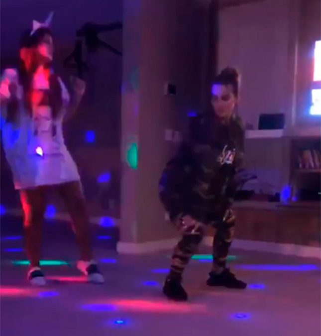 Cleo Pires se acaba no funk e dança música de Anitta em festa de despedida da irmã