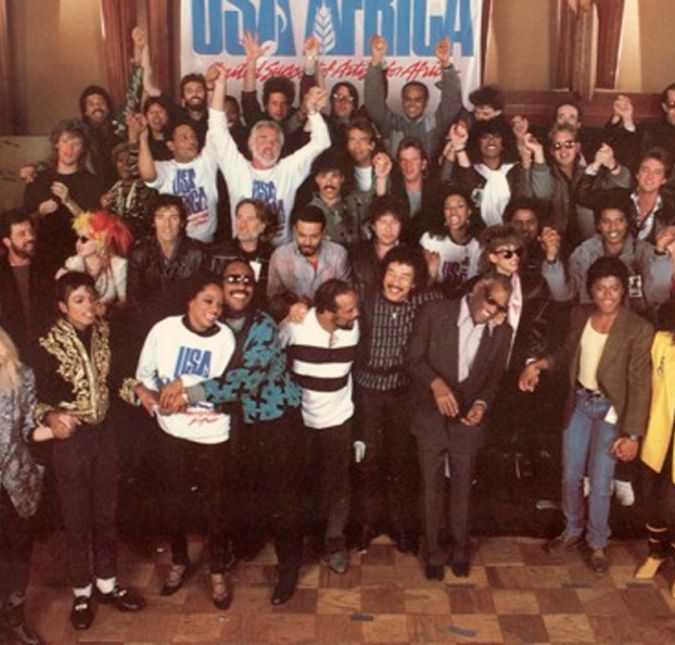 Para finalizar, não poderia faltar aqui, talvez, a maior parceria do mundo! Um time de 45 astros e estrelas da música, liderados por Harry Belafonte, Kenny Rogers, Michael Jackson e Lionel Richie, gravou a música We are the World, em 1985. A maioria dos lucros foi investida na USA for Africa Foundation, com o objetivo de ajudar as vítimas da fome e doenças na África, especialmente para a Etiópia.