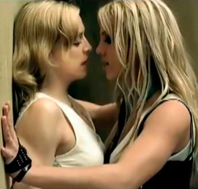 Quando a princesa e a rainha do pop se encontram, não tem para ninguém! Em 2003, Britney Spears e Madonna protagonizaram um momento que entrou para a história do VMA ao se beijarem no palco. Mas a parceria das duas não parou por aí, pois meses depois, elas lançaram Me Against the Music.