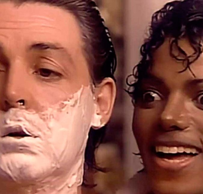 Algumas parcerias são tão esperadas no mundo da música - ou até mesmo tão inusitadas - que fazem com que sejam comentadas por anos e anos. Nascido em 18 de junho de 1942, Paul McCartney não gravou apenas um, mas dois duetos com Michael Jackson! O primeiro foi The Girl Is Mine, presente no álbum icônico de Michael Jackson, Thriller, lançado em 1982. Quase um ano depois, foi a vez de Say Say Say, produzida por George Martin para o álbum de McCartney, Pipes of Peace, em 1983. Mas eles não são os únicos. A seguir, confira outros duetos que movimentaram o mundo da música!