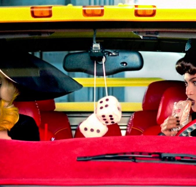 Não tem como falar de feats inesquecíveis sem lembrar de Beyoncé e Lady Gaga! A parceria começou com a canção Videophone em 2009, mas foi com Telephone, lançada no ano seguinte, que elas abalaram as estruturas da música pop, não só com a canção, mas também com o clipe cheio de referências. E detalhe: até hoje estamos esperando pela continuação do vídeo!