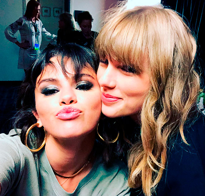 Selena Gomez diz que Taylor Swift é como uma irmã mais velha: <i>- Eu conto tudo a ela</i>