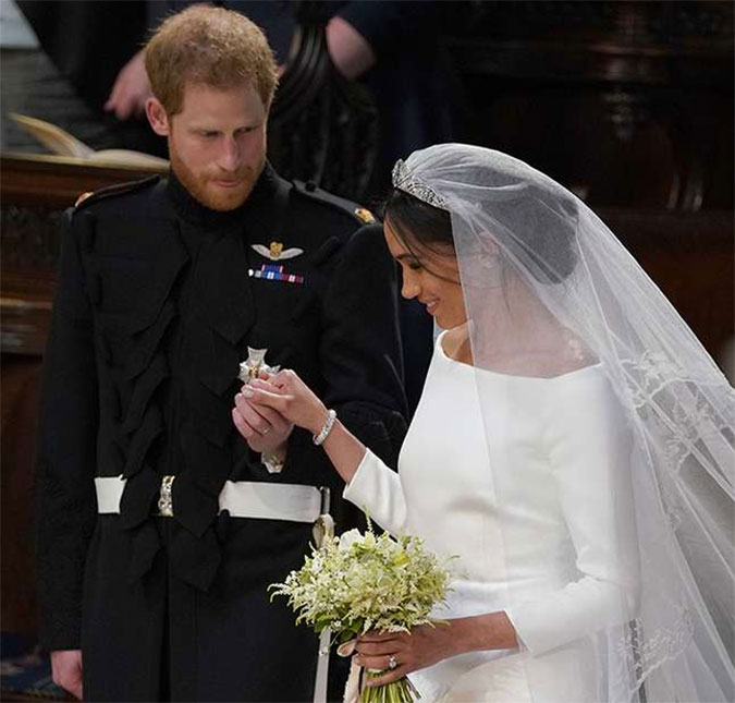 No véu de seu casamento, Meghan Markle fez homenagem ao seu primeiro encontro com príncipe Harry. Entenda!