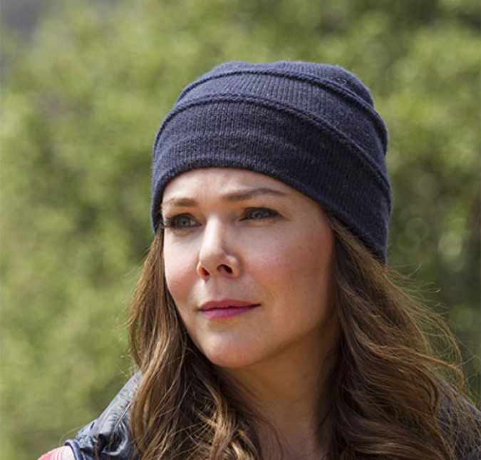 Apesar de ter topado participar do revival de Gilmore Girls, intitulado Gilmore Girls: A Year in the Life, Lauren Graham, que deu vida à Lorelai Gilmore, não quer mais saber de sua personagem. Em um evento do Emmy, ela opinou que a nova produção não deveria nem ganhar uma segunda temporada: - Se existisse em um vácuo, eu interpretaria essa personagem até o dia da minha morte. Agora se transformou em o que a gente poderia fazer com essa história que é satisfatória, que merece uma continuação. Eu não sei se há necessidade de mais. Eu não queria sentir que nós abusamos da nossa estadia. Apesar de ter topado participar do revival de Gilmore Girls, intitulado Gilmore Girls: A Year in the Life, Lauren Graham, que deu vida à Lorelai Gilmore, não quer mais saber de sua personagem. Em um evento do Emmy, ela opinou que a nova produção não deveria nem ganhar uma segunda temporada: - Se existisse em um vácuo, eu interpretaria essa personagem até o dia da minha morte. Agora se transformou em o que a gente poderia fazer com essa história que é satisfatória, que merece uma continuação. Eu não sei se há necessidade de mais. Eu não queria sentir que nós abusamos da nossa estadia.