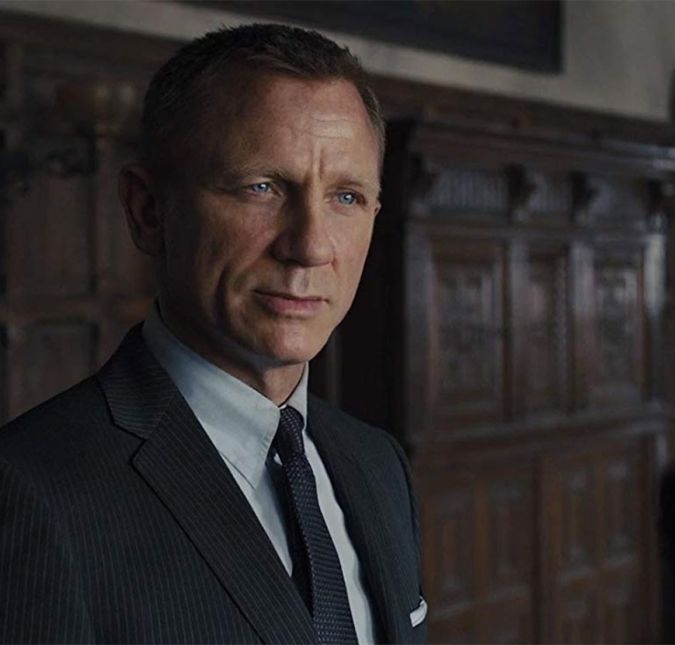 Daniel Craig viveu James Bond por quatro filmes e, por isso, em entrevista ao The Guardian, em 2015, deu uma opinião bem forte sobre reviver o agente secreto nos cinemas: - Agora? Eu preferia... cortar meus pulsos. Não, não agora. De forma alguma. Tá tudo bem. Estou bem por ora. Nós acabamos. Tudo o que eu quero é seguir em frente (...). Se eu fizesse outro filme do Bond seria apenas pelo dinheiro. Porém, ele aceitou sim fazer outro filme e, em 2020, chegará aos cinemas Bond 25, ainda sem uma história confirmada. Daniel Craig viveu James Bond por quatro filmes e, por isso, em entrevista ao The Guardian, em 2015, deu uma opinião bem forte sobre reviver o agente secreto nos cinemas: - Agora? Eu preferia... cortar meus pulsos. Não, não agora. De forma alguma. Tá tudo bem. Estou bem por ora. Nós acabamos. Tudo o que eu quero é seguir em frente (...). Se eu fizesse outro filme do Bond seria apenas pelo dinheiro. Porém, ele aceitou sim fazer outro filme e, em 2020, chegará aos cinemas Bond 25, ainda sem uma história confirmada.