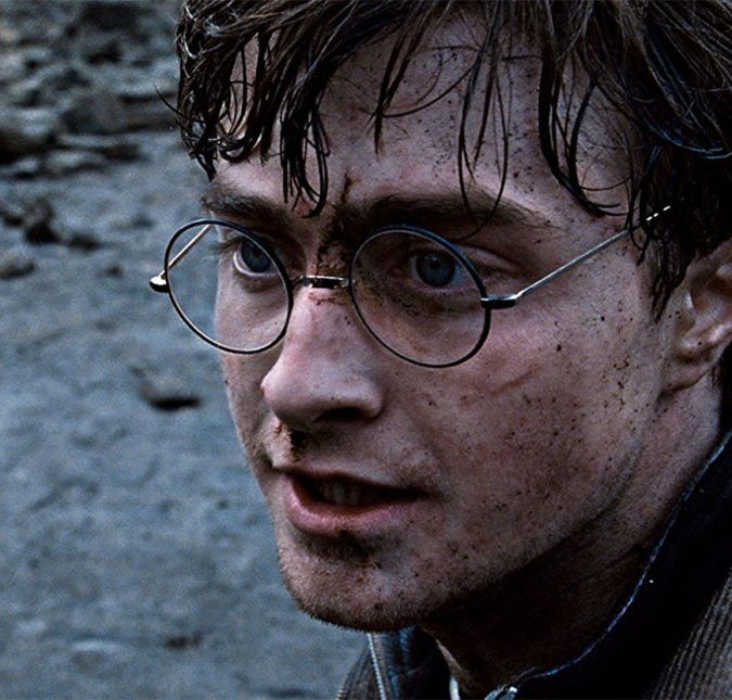Outro que, por enquanto, não quer saber de reprisar papel é Daniel Radcliffe, que por oito filmes viveu Harry Potter. Em 2016, em entrevista ao Digital Spy, ele chegou a dizer o seguinte: - Ninguém me chamou para isso e eu definitivamente acho que eu não faria isso, neste momento, certamente. (...) Estou realmente aproveitando o fato de fazer diferentes coisas agora, disse. Ele ainda usou Star Wars como exemplo, já que a franquia, que começou na década de 70, ganhou novas histórias recentemente: - As pessoas têm voltado para franquias e amado e têm tido sucesso, como todas as pessoas de Star Wars. Eles tiveram 30 anos entre os filmes. Então talvez se 30 anos se passarem, eu posso pensar diferente. Outro que, por enquanto, não quer saber de reprisar papel é Daniel Radcliffe, que por oito filmes viveu Harry Potter. Em 2016, em entrevista ao Digital Spy, ele chegou a dizer o seguinte: - Ninguém me chamou para isso e eu definitivamente acho que eu não faria isso, neste momento, certamente. (...) Estou realmente aproveitando o fato de fazer diferentes coisas agora, disse. Ele ainda usou Star Wars como exemplo, já que a franquia, que começou na década de 70, ganhou novas histórias recentemente: - As pessoas têm voltado para franquias e amado e têm tido sucesso, como todas as pessoas de Star Wars. Eles tiveram 30 anos entre os filmes. Então talvez se 30 anos se passarem, eu posso pensar diferente.