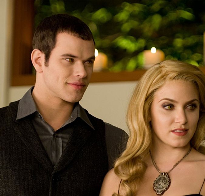 Kristen Stewart e Robert Pattinson recentemente não negaram a vontade de reviver seus papeis na saga Crepúsculo, mas Nikki Reed não pensa da mesma forma. Nos filmes, ela foi a vampira Rosalie, mas em uma entrevista para a Seventeen, ela se viu feliz por se livrar do papel: - No começo foi inocente e divertido, como uma grande família feliz - era como ir a um acampamento. E então o sucesso veio e a dinâmica mudou. Eu não me sinto particularmente sentimental. Eu sinto que nós estamos todos prontos para se graduar na escola e ir para o próximo capítulo, seja ele qual for. Kristen Stewart e Robert Pattinson recentemente não negaram a vontade de reviver seus papeis na saga Crepúsculo, mas Nikki Reed não pensa da mesma forma. Nos filmes, ela foi a vampira Rosalie, mas em uma entrevista para a Seventeen, ela se viu feliz por se livrar do papel: - No começo foi inocente e divertido, como uma grande família feliz - era como ir a um acampamento. E então o sucesso veio e a dinâmica mudou. Eu não me sinto particularmente sentimental. Eu sinto que nós estamos todos prontos para se graduar na escola e ir para o próximo capítulo, seja ele qual for.