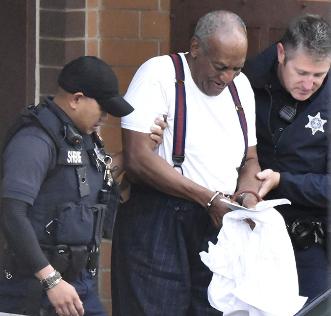 Bill Cosby é flagrado algemado após ser condenado por estuprar ex-jogadora de basquete