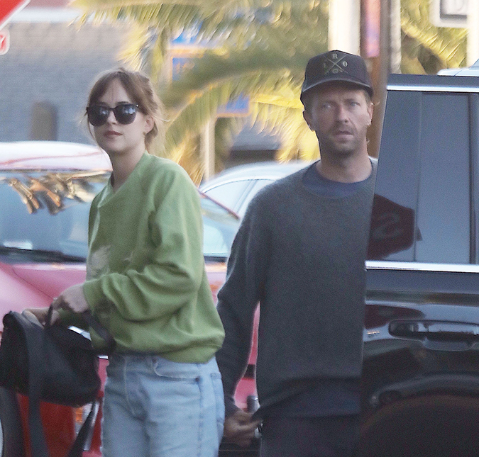 Pela primeira vez, Dakota Johnson fala sobre namoro com Chris Martin: <I>Estou muito feliz</i>