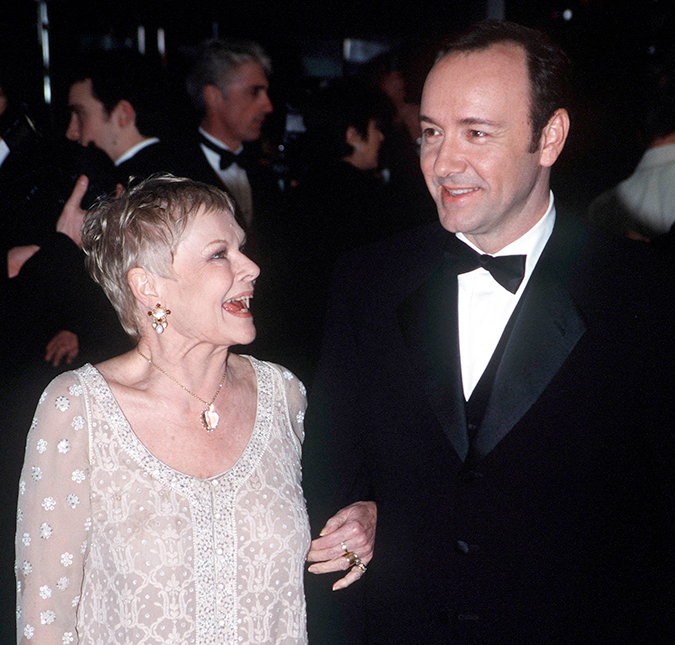 Judi Dench defende Kevin Spacey de acusações de abuso sexual