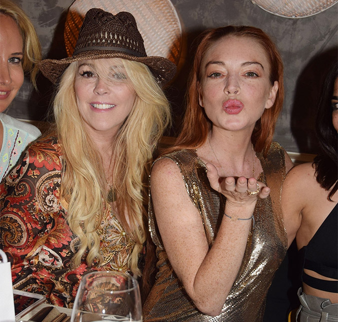 Mãe de Lindsay Lohan é obrigada a declarar falência após dívida de mais de seis milhões de reais!