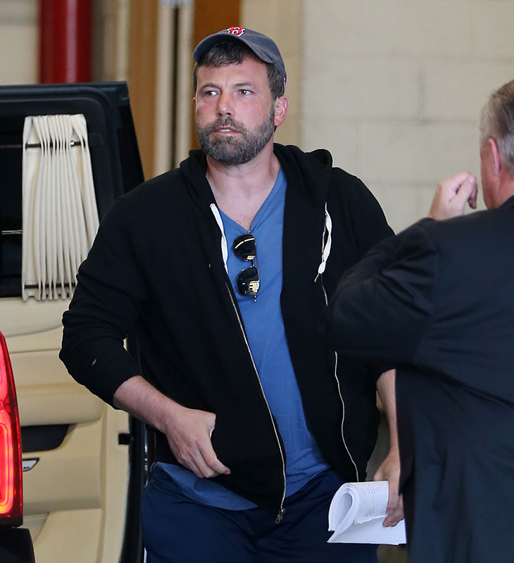Ben Affleck é visto fora de <i>rehab</i> para encontro na <i>Warner Bros</i>; veja as fotos!