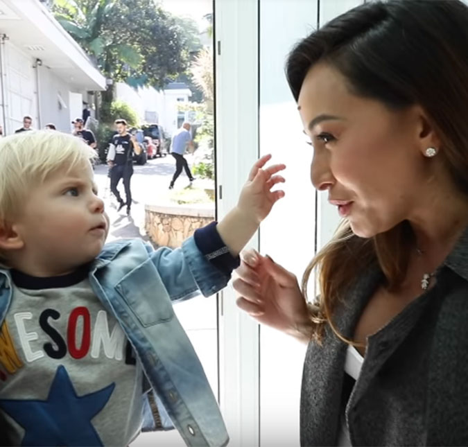 Enrico, filho de Karina Bacchi, tenta pegar a pinta de Sabrina Sato, assista ao vídeo!