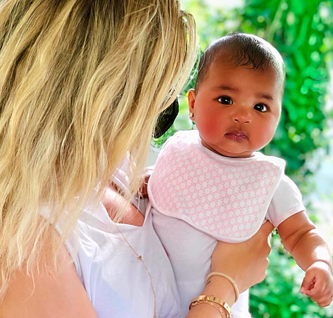 Khloé Kardashian expõe comentários preconceituosos sobre a filha de cinco meses