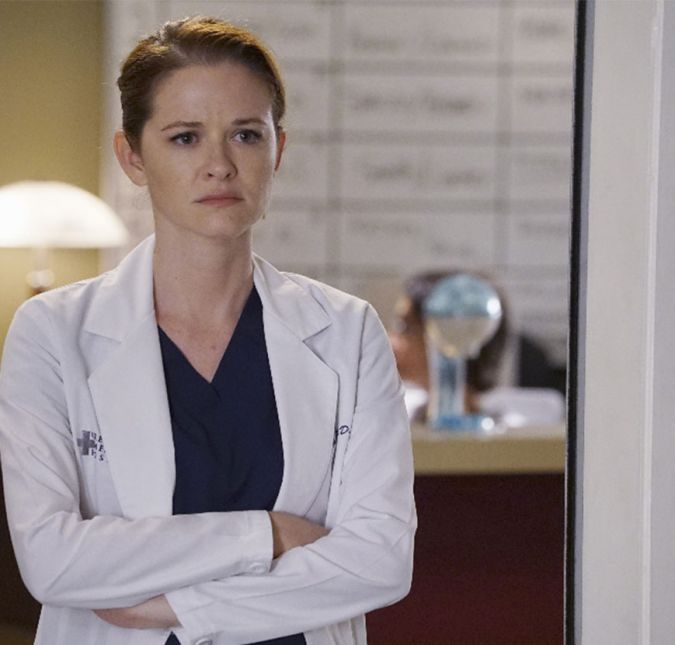 Mais recentemente, rolou um desentendimento em relação à saída de Sarah Drew. Junto com a atriz, que viveu a Dra. April Kepner na trama, Jessica Capshaw também foi desligada do elenco, e os fãs logo culparam a protagonista, Ellen Pompeo, que ganha um salário de 20 milhões de dólares, ou seja, 66 milhões e 318 mil reais. O que algumas pessoas presumiram é que a série teve que cortar gastos para continuar mantendo a atriz que dá vida à Meredith Grey. Porém, ela mesma negou a história em seu Twitter: É completamente falso. Quer dizer, não estou envolvida nesses tipos de decisões. No entanto, há alguns problemas que surgem quando você faz um programa por 14 temporadas. E um deles é que os roteiristas têm muita dificuldade na criatividade - sabe, de pensar em novas histórias para todos esses personagens. E, quero dizer, eu acho que nós temos 16 personagens fixos e é sempre triste quando perdemos pessoas - por quaisquer motivos. Se eles querem sair ou não, isso não facilita.