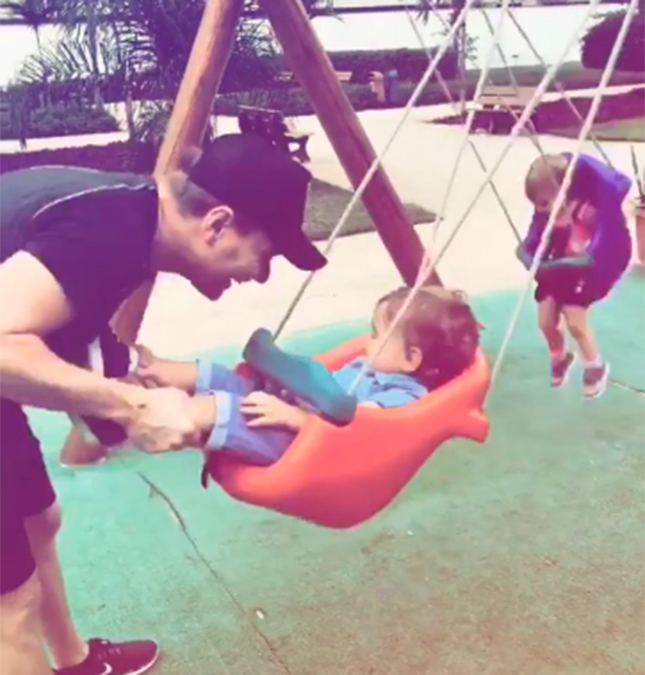 Michel Teló curte dia de folga com a família e leva os filhos ao parque