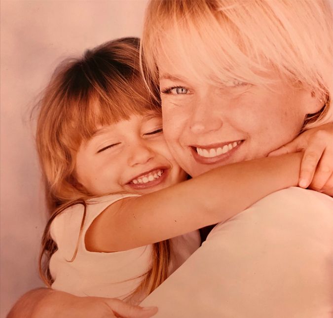 O empresário de Michael Jackson a chamou em Neverland e, depois dela passar alguns momentos com o astro, o empresário dele disse que estavam procurando alguém para gerar os filhos de Michael, sob contrato, mas ela negou! Ela é mamãe de Sasha, nascida em 1998, fruto de seu antigo casamento com Luciano Szafir. O empresário de Michael Jackson a chamou em Neverland e, depois dela passar alguns momentos com o astro, o empresário dele disse que estavam procurando alguém para gerar os filhos de Michael, sob contrato, mas ela negou! Ela é mamãe de Sasha, nascida em 1998, fruto de seu antigo casamento com Luciano Szafir.