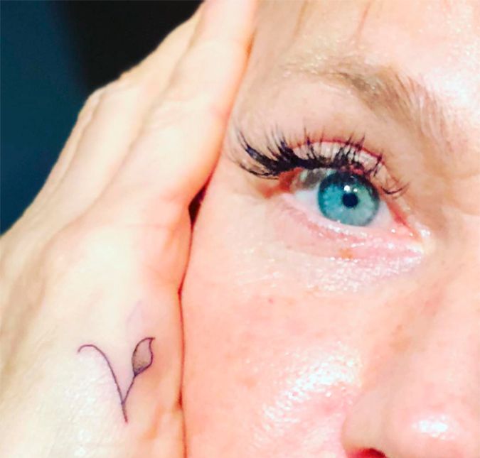 Xuxa é vegana, ou seja, ela não usa ou come produtos derivados de animais! Ela tatuou o símbolo da filosofia de vida na mão e influenciou Junno a também aderir ao estilo! Xuxa é vegana, ou seja, ela não usa ou come produtos derivados de animais! Ela tatuou o símbolo da filosofia de vida na mão e influenciou Junno a também aderir ao estilo!