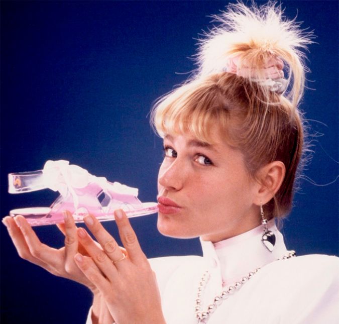 Xuxa Meneghel é provavelmente a mulher mais conhecida do Brasil, e, um sucesso desse, não vem sem mitos e histórias interessantes. Quer saber algumas curiosidades sobre a apresentadora? Começando por um fato curioso: ela teve dente de leite até os 45 anos de idade! Um de seus caninos, que ela arrancou com essa idade. Veja mais, a seguir! Xuxa Meneghel é provavelmente a mulher mais conhecida do Brasil, e, um sucesso desse, não vem sem mitos e histórias interessantes. Quer saber algumas curiosidades sobre a apresentadora? Começando por um fato curioso: ela teve dente de leite até os 45 anos de idade! Um de seus caninos, que ela arrancou com essa idade. Veja mais, a seguir!