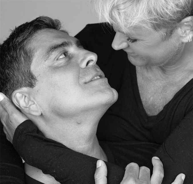 Xuxa conheceu seu atual namorado, Junno Andrade, durante sua participação em um dos programas infantis dela, no final dos anos 80. Na época, ele tinha namorada, e, quando terminou, ela começou a namorar Ayrton Senna. Mas o destino dá seu jeito, e, depois de 25 anos, eles se reencontraram, no Memória X. O amor venceu! Xuxa conheceu seu atual namorado, Junno Andrade, durante sua participação em um dos programas infantis dela, no final dos anos 80. Na época, ele tinha namorada, e, quando terminou, ela começou a namorar Ayrton Senna. Mas o destino dá seu jeito, e, depois de 25 anos, eles se reencontraram, no Memória X. O amor venceu!