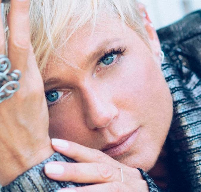 A loira revelou, em conversa no canal de Giovanna Ewbank, que gosta do ar condicionado bem gelado, mais especificamente, nos 9ºC! Ela precisou contratar, para sua casa, aparelhos de frigorífico, e assinar um termo de responsabilidade, para manter a temperatura tão baixa. Eu sou quente, a maquiagem derrete, é um problema pra mim, declarou. A loira revelou, em conversa no canal de Giovanna Ewbank, que gosta do ar condicionado bem gelado, mais especificamente, nos 9ºC! Ela precisou contratar, para sua casa, aparelhos de frigorífico, e assinar um termo de responsabilidade, para manter a temperatura tão baixa. Eu sou quente, a maquiagem derrete, é um problema pra mim, declarou.