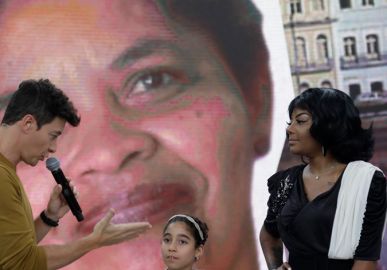 Ludmilla vira Rochelle, da série <i>Todo o Mundo Odeia o Chris</i>, para ajudar fã a ganhar prêmios no <I>Hora do Faro</i>