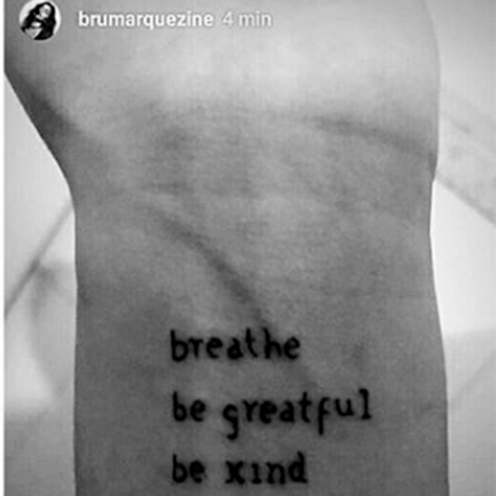 Bruna Marquezine teria feito tatuagem com erro de ortografia!