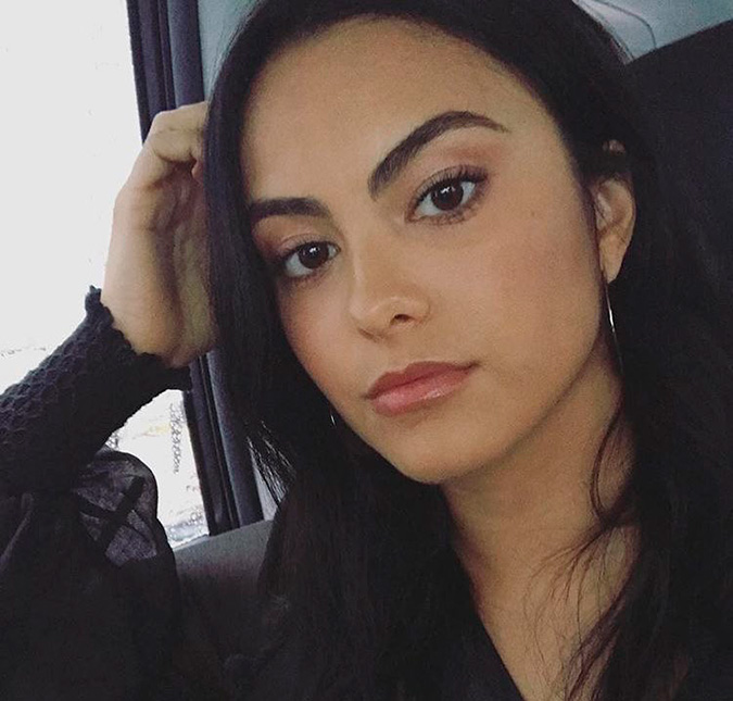 Atriz da série <i>Riverdale</i>, Camila Mendes assume namoro com colega de equipe