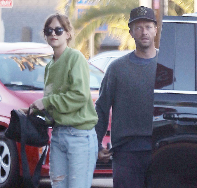 Chris Martin e Dakota Johnson estão esperando o primeiro filho juntos, diz <i>site</i>