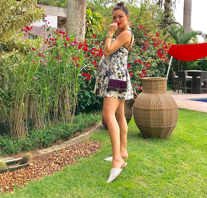 Isis Valverde posta foto de vestidinho e mostrando barrigão da gestação!