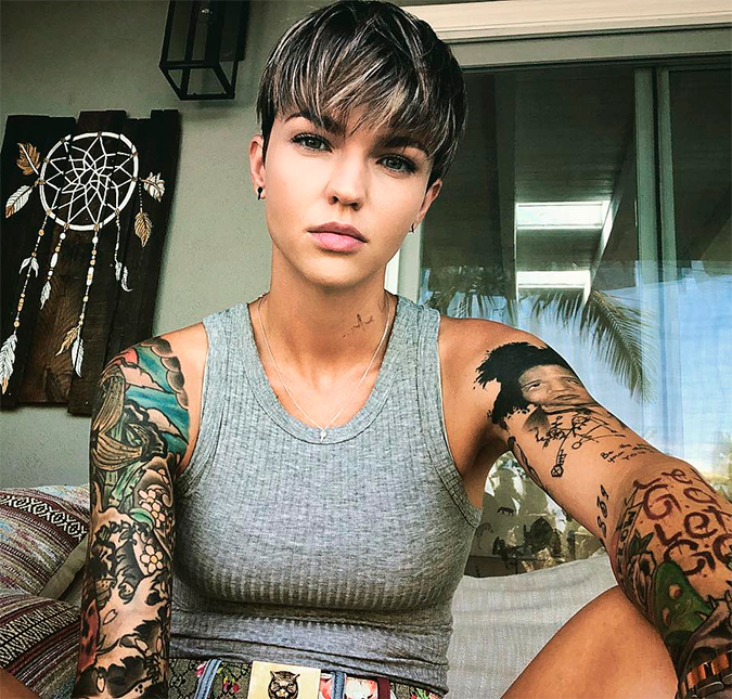 Emissora divulga primeira foto de Ruby Rose como <i>Batwoman</i>, confira!