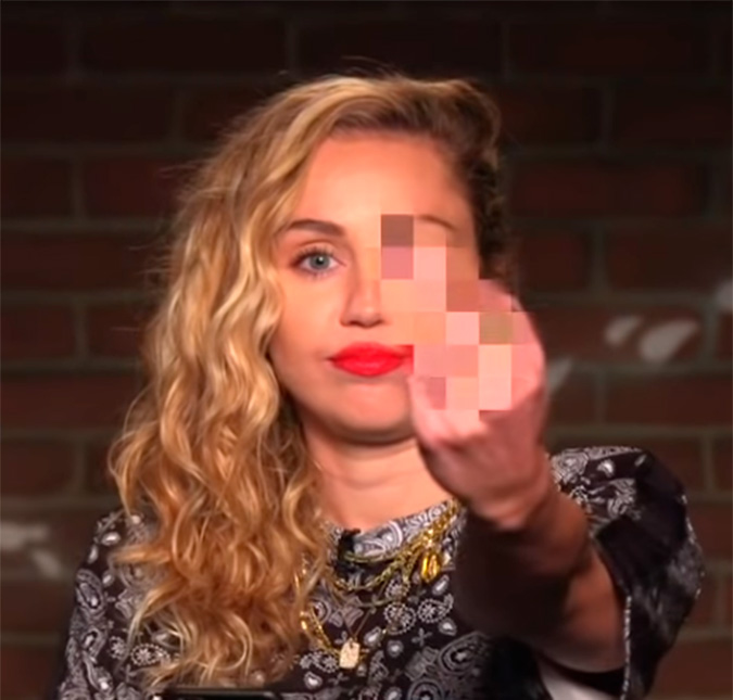 Miley Cyrus se revolta com <i>tweet</i> de <i>hater</i> e mostra o dedo do meio na TV