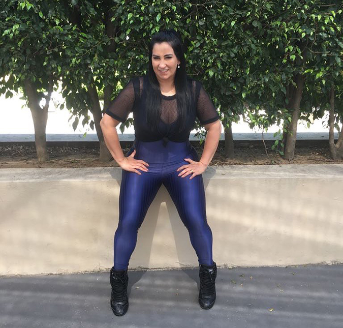 Durante exercício, Fabiola Gadelha surpreende ao fingir que tiraria a roupa; assista!