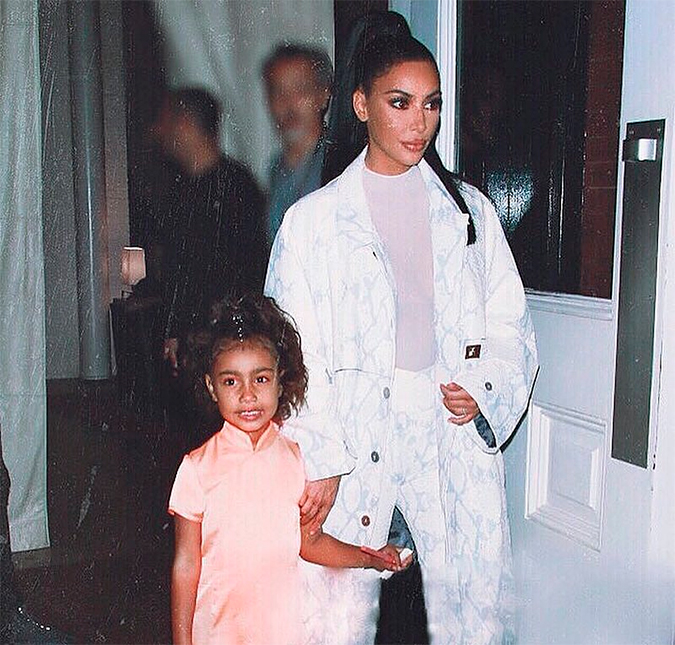 Kim Kardashian recebe críticas por deixar filha usar maquiagem