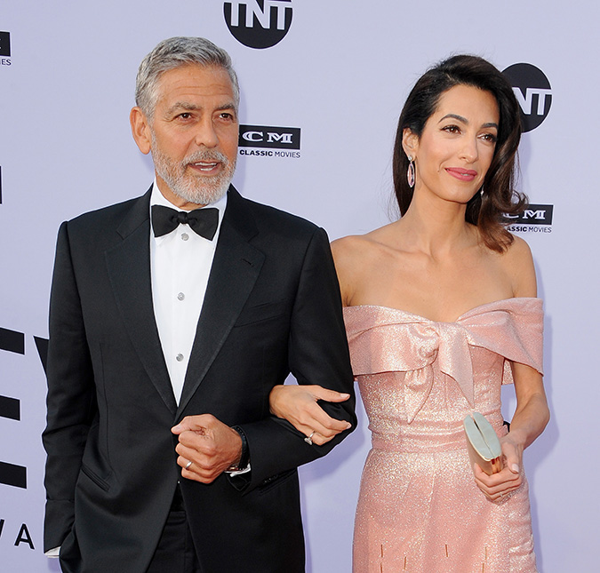 Em premiação, George Clooney se apresenta de forma inusitada: <i>- O marido de Amal Clooney</i>