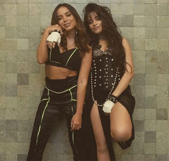 Anitta canta com Camila Cabello em <i>show</i> em São Paulo - depois de levar tombo, assista!