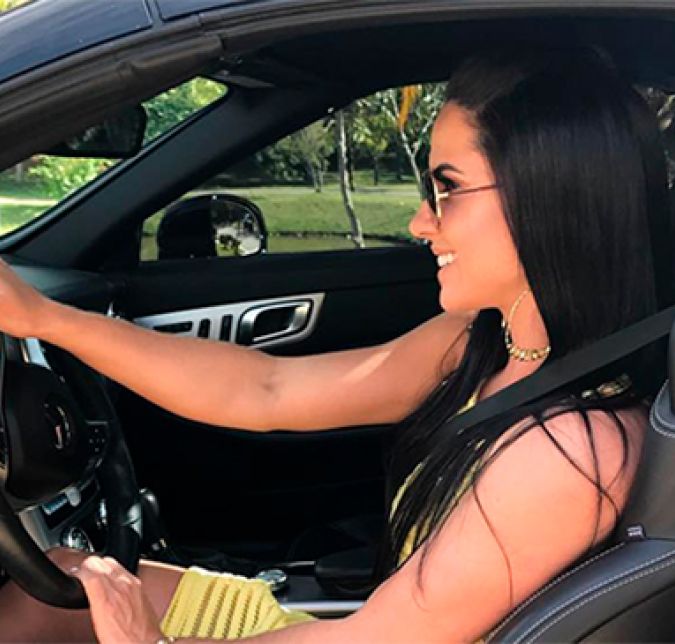 Claro que após tantos bafafá sobre o relacionamento, muita gente falaria que o relacionamento de Zezé e Graciele não passa de interesse financeiro. Ao publicar uma foto dentro de um carro de luxo, Graciele escreveu na legenda: Enquanto não compro o meu carro, vou usando o do Mô. Os seguidores caíram em cima dizendo que ela estaria tentando convencer o cantor a comprar um carro para a noiva. A jornalista não gostou muito dos comentários que recebeu em sua postagem, não. Logo, Lacerda editou a legenda da fotografia e se defendeu: Gente, uma observação: Pelo Mô ele já tinha me dado o carro, mas eu não sou assim. Trabalho e quero conquistar minhas coisas com meu dinheiro, como está sendo e como sempre foi. Claro que após tantos bafafá sobre o relacionamento, muita gente falaria que o relacionamento de Zezé e Graciele não passa de interesse financeiro. Ao publicar uma foto dentro de um carro de luxo, Graciele escreveu na legenda: Enquanto não compro o meu carro, vou usando o do Mô. Os seguidores caíram em cima dizendo que ela estaria tentando convencer o cantor a comprar um carro para a noiva. A jornalista não gostou muito dos comentários que recebeu em sua postagem, não. Logo, Lacerda editou a legenda da fotografia e se defendeu: Gente, uma observação: Pelo Mô ele já tinha me dado o carro, mas eu não sou assim. Trabalho e quero conquistar minhas coisas com meu dinheiro, como está sendo e como sempre foi.
