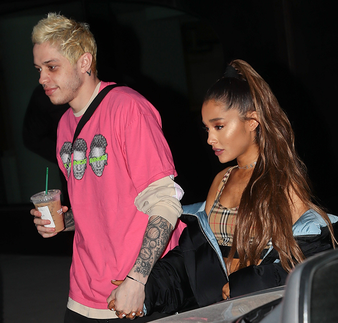 Ariana Grande faz sua primeira apresentação após término de noivado e quer passar um tempo longe da <i>internet</i>