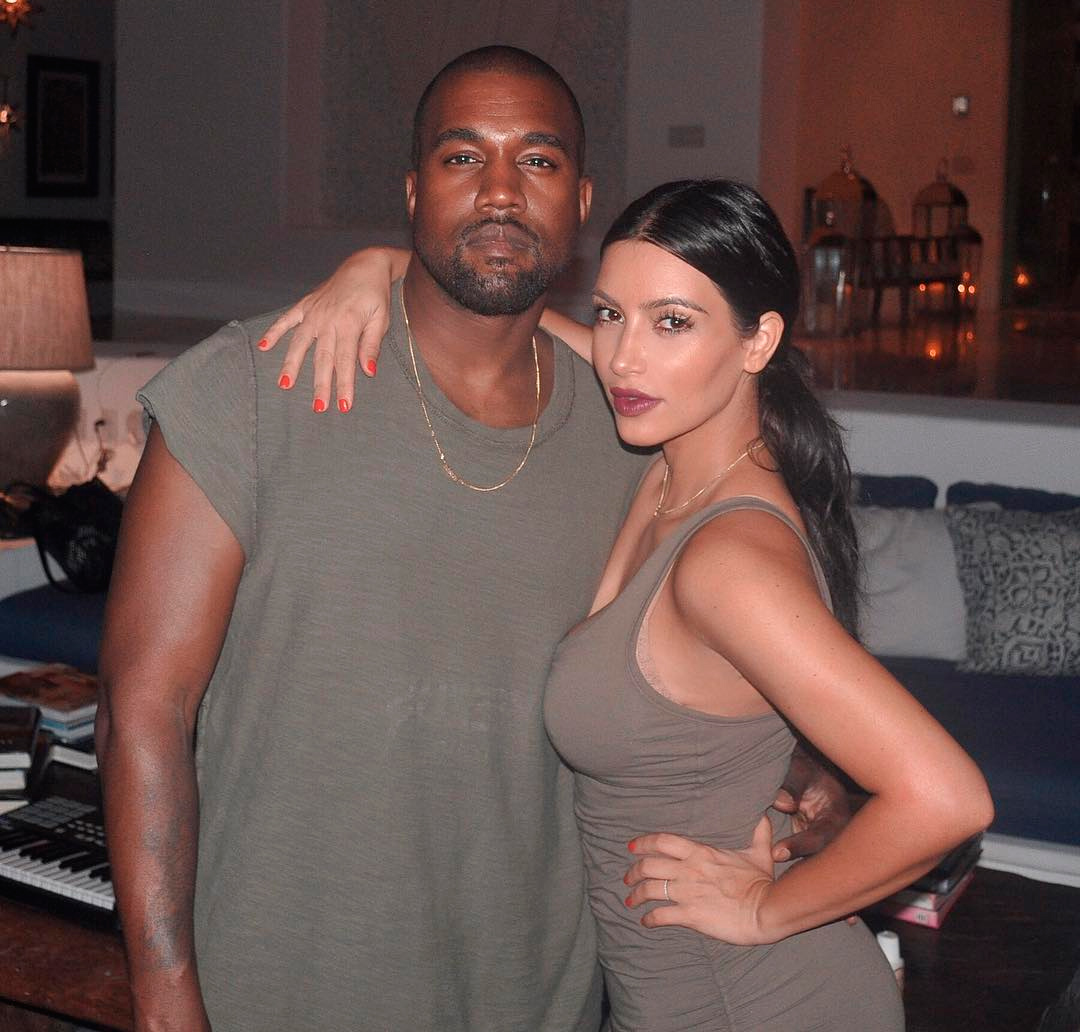 Kim Kardashian não foi reconhecida pelo presidente da Uganda em viagem, diz <i>site</i>