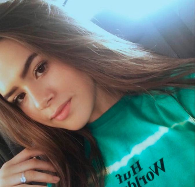 Em uma foto onde aparece de biquíni, Maisa recebeu o seguinte comentário em seu Instagram: A Maisa é linda, mas o excesso de peito está desproporcional. A resposta da atriz? Desproporcional tá a sua postura como mulher. Essa biografia falando de Deus, você acha que ele tá orgulhoso do que você anda falando de uma garota de 16 anos no Instagram? Daqui a pouco começam a falar que é silicone. Umas nascem com bunda (meu sonho), já outras… odeio muito. Mandou bem, né?